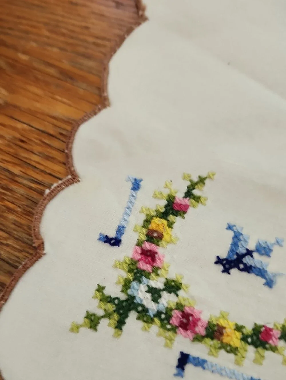 🩵 Embroidered White Linen Napkins with Floral Cross-Stitch